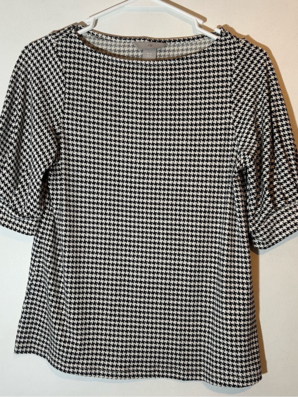 H&M Black and White Houndstooth Short Sleeve Top